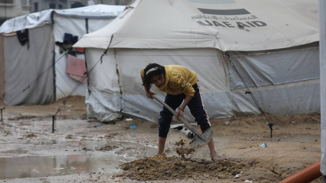 Gazze'deki çadır kamplarını vuran yağış felaketi 13